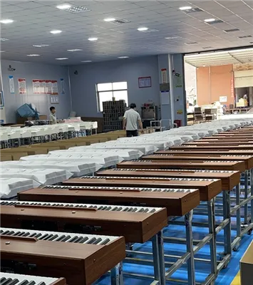 Un tío toca el piano eléctrico mientras vende verduras.