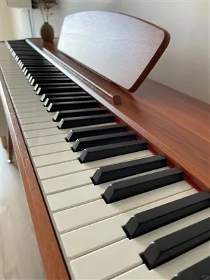 ¿Qué es mejor para un piano eléctrico, un acabado lacado o una veta de madera?